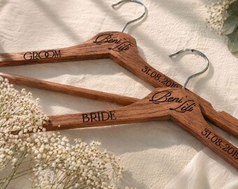 Gepersonaliseerde houten kledinghanger, trouwkledinghanger met namen, datum en handgemaakte pyrografie voor bruid en bruidegom