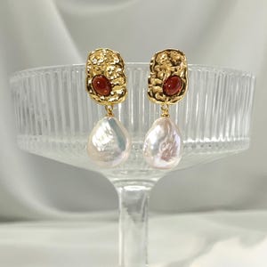 Orecchini pendenti in stile vintage con gemma rossa, perla barocca dorata e granato, orecchini vistosi in oro testurizzato, regalo di gioielli retrò