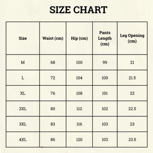 Pu&ograve; includere: Una tabella delle taglie con il titolo "SIZE CHART". Mostra taglie dalla M alla 4XL, con misure in centimetri per vita, fianchi, lunghezza pantaloni e apertura gamba.