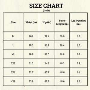 Pu&ograve; includere: Una tabella delle taglie in formato griglia, con misure in pollici. La tabella include misure di vita, fianchi, lunghezza dei pantaloni e apertura della gamba per le taglie M-4XL. Il testo "SIZE CHART (inch)" &egrave; in alto.