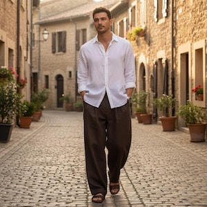 Brown linen pants outfit with beige tee, casual café scene – men’s breathable minimalist trousers