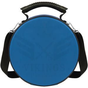 Op de afbeelding: Een ronde, blauwe draagtas met een zwarte handgreep en schouderriem. De tas heeft een logo met gekruiste zwaarden en de tekst "VIKINGS Handicraft". Het heeft zilveren metalen clips.