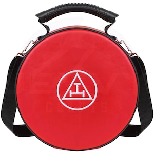 Op de afbeelding: Een ronde, rode tas met een zwarte schouderriem en handvat. De tas heeft een wit embleem in een cirkel op de voorkant. De handgreep is zwart en de hardware is zilver.