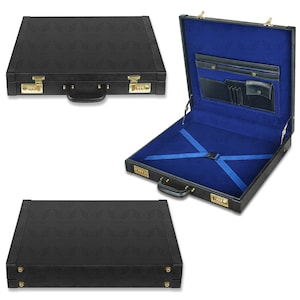 Puede incluir: Maletín negro con un patrón texturizado y cerraduras de combinación doradas. El interior está forrado con tela azul y cuenta con bolsillos y correas. El maletín se muestra cerrado y abierto.