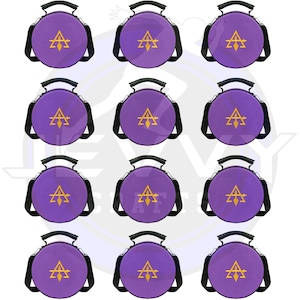 Könnte beinhalten: Eine Sammlung von runden, lila Taschen mit schwarzen Trägern und Griffen. Jede Tasche hat ein goldenes Emblem. Die Taschen sind zum Tragen von Gegenständen konzipiert und haben einen Schultergurt.
