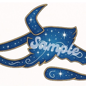 Puede incluir: Un diseño de máscara de temática celestial en tonos azules y dorados, con un patrón de cielo estrellado. La máscara tiene una forma curva con una extensión en forma de cuerno y la palabra "Sample" en cursiva.