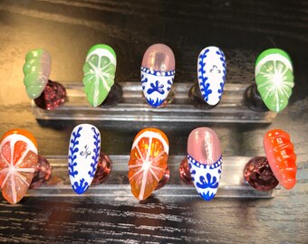 Citrus Azul – Set de uñas postizas de lujo personalizado / Diseño de rebanada de fruta y azulejo azul pintado a mano