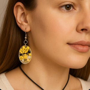 Handmade Bee and Sunflower Resin Jewelry Set – Oval Dangle Earrings & Matching Pendant Necklace