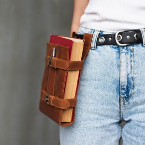 Cintura porta-libri personalizzata, porta-libri in pelle, fondina per libri di D&D e Cosplay, borsetta porta-libri, custodia per cintura, regali per amanti dei libri