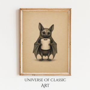 Puede incluir: Una lámina de arte enmarcada con una ilustración detallada al estilo carboncillo de un murciélago sosteniendo un rollo de papel higiénico. La obra tiene un fondo beige y un marco de madera clara. El texto UNIVERSE OF CLASSIC ART aparece debajo del marco.
