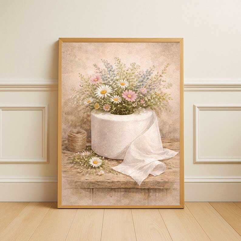 Puede incluir: Impresi&oacute;n enmarcada que presenta un rollo de papel higi&eacute;nico blanco desbordante de un ramo de margaritas, flores rosas y azules. Una peque&ntilde;a bola de hilo y flores sueltas est&aacute;n sobre una superficie de madera. Estilo acuarela.