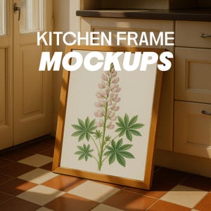 Op de afbeelding: Botanische print in een houten lijst met een lupineplant met roze bloemen en groene bladeren. De houten lijst leunt tegen een muur. De tekst "KITCHEN FRAME MOCKUPS" wordt in witte blokletters weergegeven.
