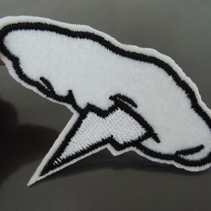 Op de afbeelding: Witte vilt patch met een zwarte omtrek van een wolk met een bliksem die eruit komt.