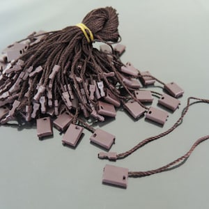 Hang Tag String - 100 Stk dunkelbraune Hang Tag String mit Kunststoffverschluss