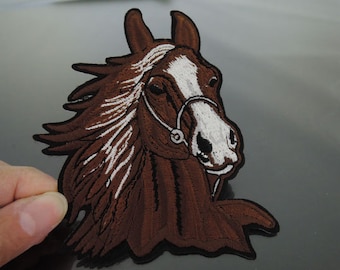 競走馬のアップリケ刺繍入り縫製パッチ。赤い馬とベージュの馬からお選