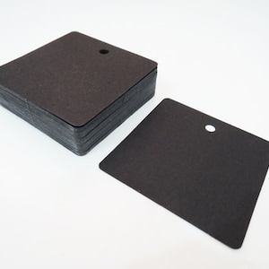 Etiquetas de papel negras - 50 piezas Etiquetas negras Etiquetas cuadradas Etiquetas de precio Etiquetas colgantes Etiquetas de regalo Etiquetas de tarjeta negras Etiquetas lisas con orificio 6 cm x 6 cm