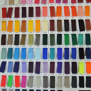 Puede incluir: Una carta de colores de 100 colores de cinta diferentes. Los colores de la cinta están dispuestos en filas y columnas. Los colores de la cinta incluyen blanco, negro, rojo, azul, verde, amarillo, naranja, morado, rosa, marrón y gris.