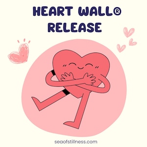 Op de afbeelding: Een illustratie van een lachend hart dat zichzelf omhelst, met armen en benen, op een roze achtergrond. De tekst "HEART WALL RELEASE" staat bovenaan, en de website "seaofstillness.com" onderaan. Kleine hartjes verspreid.