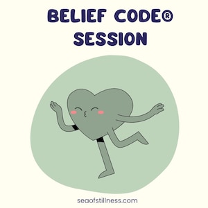 Op de afbeelding: Een grillige illustratie toont een grijs hart met armen en benen, kussend en rennend in een lichtgroene cirkel. De woorden "BELIEF CODE SESSION" staan in donkerblauw erboven. De website "seaofstillness.com" staat onderaan.