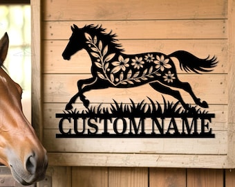 Può includere: Silhouette di cavallo in metallo nero con dettagli floreali ed erbosi, e la scritta "CUSTOM NAME" sotto. Il cavallo sta correndo, con motivi floreali sul corpo. Lo sfondo è una parete di legno.