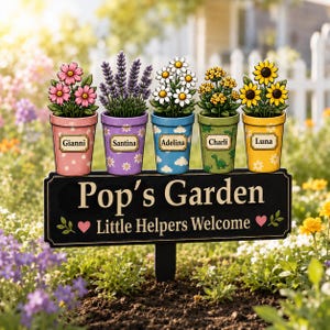 Peut inclure: Un panneau de jardin avec cinq pots de fleurs colorés étiquetés Gianni, Santina, Adelina, Charli et Luna. Le panneau rectangulaire noir en dessous porte l'inscription Pop's Garden Little Helpers Welcome avec deux cœurs roses et des feuilles.