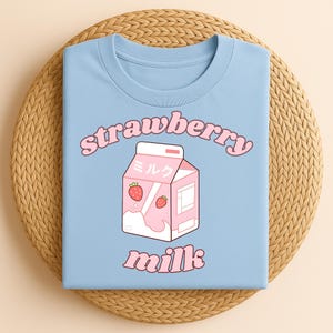 Camiseta Kawaii com Leite de Morango - Estética de Bebida Fofa | Camiseta gráfica pastel doce | Roupas Nostalgia Y2K | Presente de comida de anime