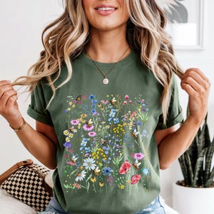 Vintage wildflowers with bees, Aesthetic wildflowers tee, Trendy summer comfort colors tee, Botanical, Love for flower, Gift for her, Floral imagem 5