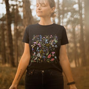 Vintage wildflowers with bees, Aesthetic wildflowers tee, Trendy summer comfort colors tee, Botanical, Love for flower, Gift for her, Floral imagem 6