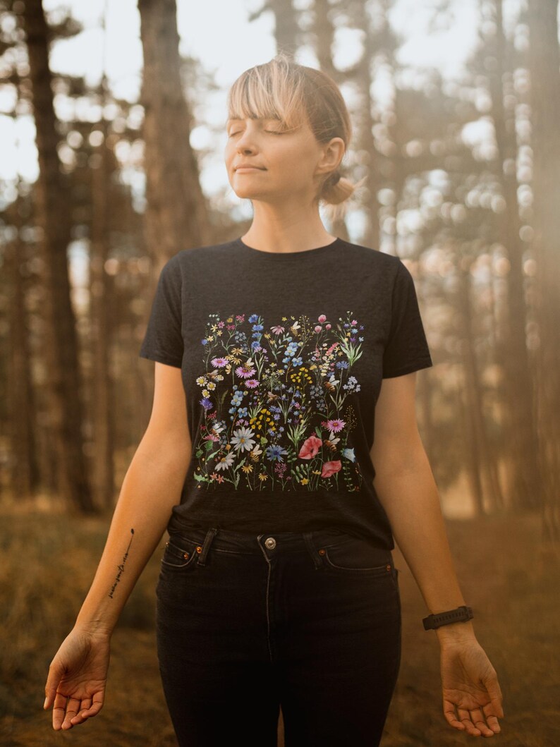 Vintage wildflowers with bees, Aesthetic wildflowers tee, Trendy summer comfort colors tee, Botanical, Love for flower, Gift for her, Floral imagem 6