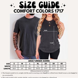 Pode incluir: Guia de tamanhos para camisetas Comfort Colors 1717. O guia inclui medidas em polegadas para tamanhos unissex adultos, do S ao 4XL. Modelos s&atilde;o mostrados vestindo as camisetas. O texto "SIZE GUIDE" e "COMFORT COLORS 1717" est&atilde;o no topo.
