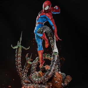 Puede incluir: Una detallada figura de Spider-Man en una pose dinámica, vestido con un traje rojo y azul. La figura está posada sobre una estructura mecánica compleja con acentos verdes y marrones, lo que sugiere una escena de batalla. El fondo es oscuro, enfatizando los colores vibrantes del superhéroe.