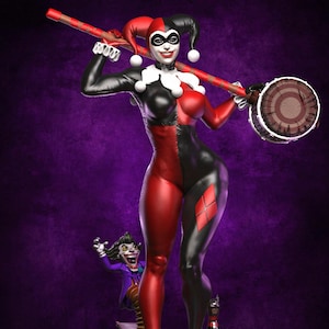 Può includere: Una statua di Harley Quinn in costume nero e rosso, con una mazza. La statua ha uno sfondo viola e include altre statuette di personaggi sulla base, come il Joker e Batman.