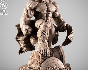 Könnte beinhalten: Beigefarbene Statue von Hulk in aggressiver Pose. Die muskulöse Figur steht auf einem felsigen Sockel mit der Aufschrift "CAPTAIN AMERICA BRAVE NEW WORLD". Die Statue ist im Maßstab 1:6 und aus Resin & FDM gefertigt.