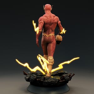 Puede incluir: Una figura roja y amarilla de Flash, vista desde atr&aacute;s, de pie sobre una base rocosa con rayos amarillos. Flash sostiene su casco. La figura es un superh&eacute;roe.