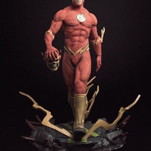 Puede incluir: Estatua roja y dorada de Flash, un superh&eacute;roe, sosteniendo su m&aacute;scara. La figura se alza sobre una base detallada con detalles de rayos. El traje de Flash est&aacute; intrincadamente detallado, con un emblema blanco en el pecho.
