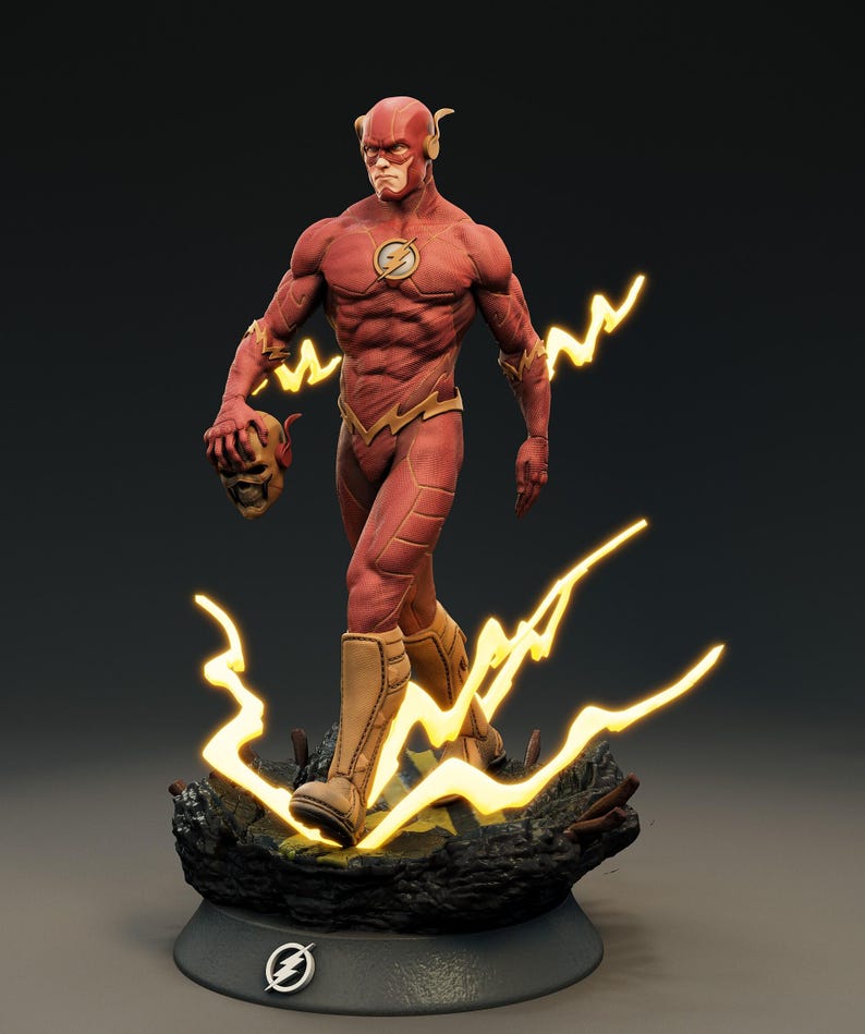 Puede incluir: Estatua de Flash roja y dorada con detalles de rayos. La figura est&aacute; en posici&oacute;n de caminar, sosteniendo una calavera. La base presenta el logotipo de Flash. Es un objeto de colecci&oacute;n.