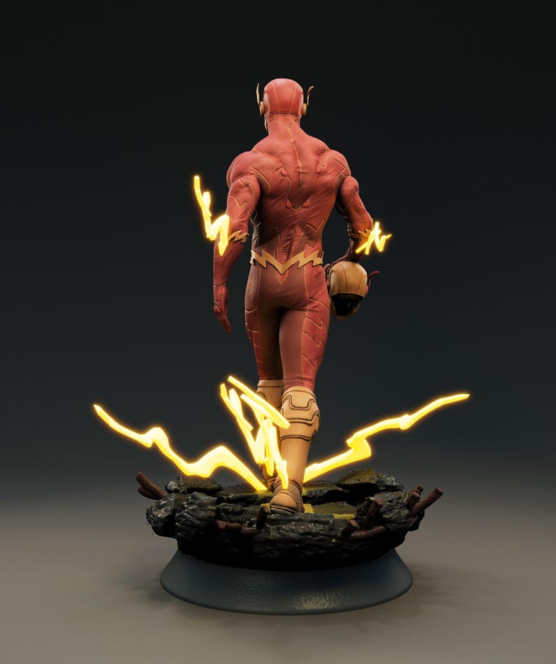 Puede incluir: Una figura de superh&eacute;roe roja y dorada, The Flash, se muestra de espaldas, sosteniendo su casco. La figura est&aacute; de pie sobre una base rocosa con rayos amarillos. El fondo es gris oscuro.