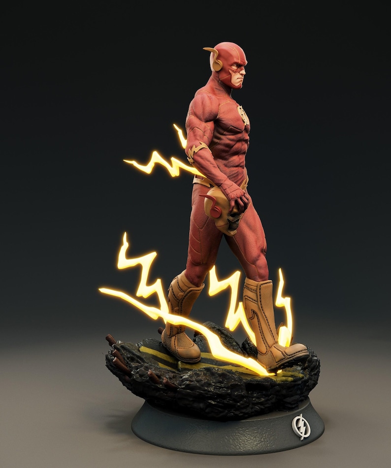 Puede incluir: Estatua roja y dorada de Flash, un superh&eacute;roe de DC Comics, sobre una base rocosa con rayos amarillos. La figura sostiene su m&aacute;scara y viste un traje rojo con detalles dorados y botas marrones.