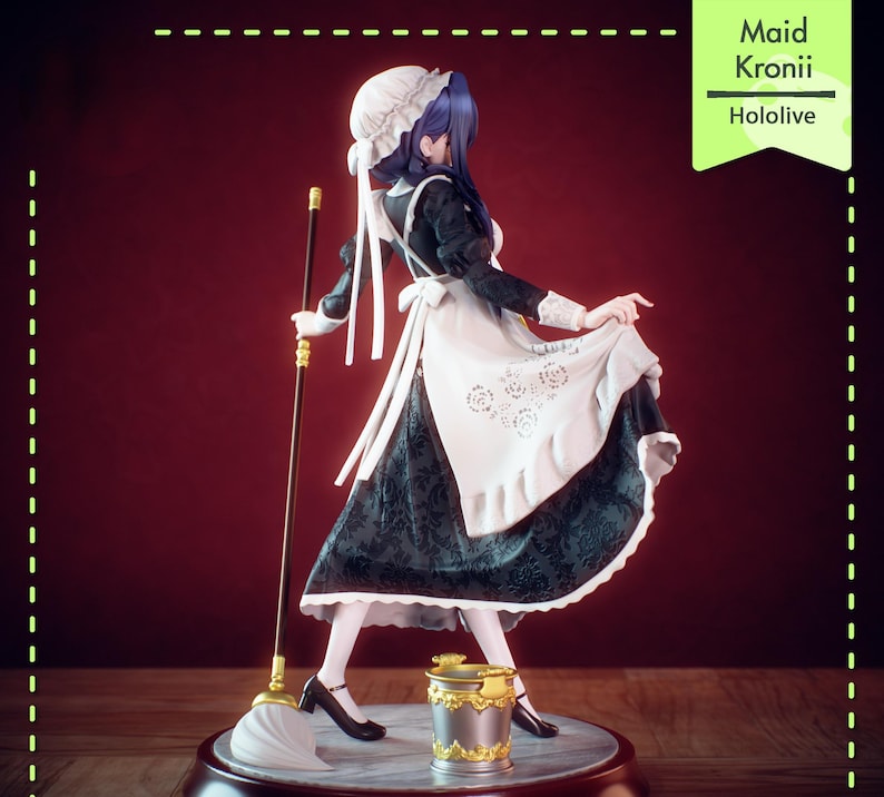 Pu&ograve; includere: Statuetta di una cameriera in abito bianco e nero, con una scopa. La statuetta ha i capelli blu e indossa un grembiule e un cappello bianchi. Sono visibili anche un secchio e la scritta "Maid Kronii Hololive".