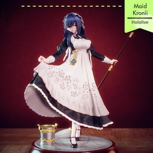 Pu&ograve; includere: Statuetta dettagliata di un personaggio in abito da cameriera, con un vestito bianco con finiture nere e motivi floreali. La figura ha i capelli blu e tiene in mano un bastone. La base include un piccolo secchio e una scopa. Il testo "Maid Kronii Hololive" &egrave; visibile.