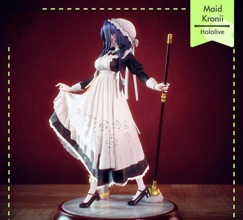 Pu&ograve; includere: Una statuina di Maid Kronii di Hololive, vestita con un abito da cameriera bianco e nero con un grembiule bianco. Tiene in mano un bastone nero con dettagli dorati. La statuina &egrave; su una base rotonda con sfondo rosso scuro.