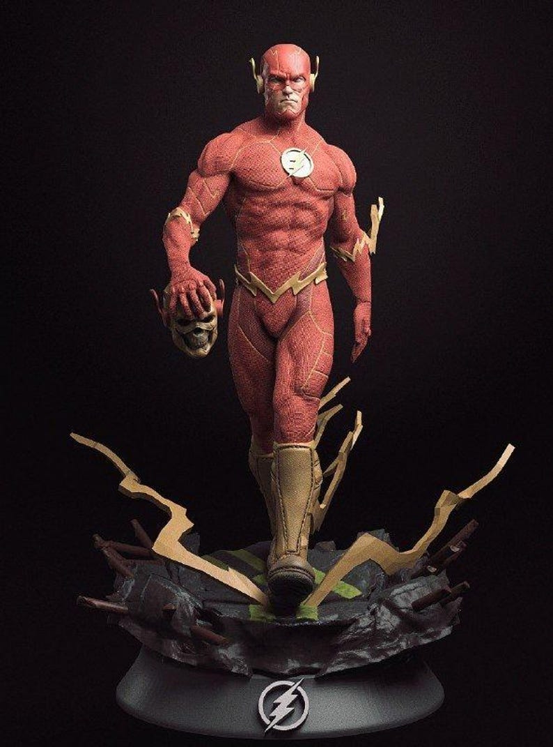 Puede incluir: Estatua roja y dorada de Flash, un superh&eacute;roe, sosteniendo su m&aacute;scara. La figura se alza sobre una base detallada con detalles de rayos. El traje de Flash est&aacute; intrincadamente detallado, mostrando su f&iacute;sico musculoso.