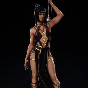 Könnte beinhalten: Eine Figur mit dunklem Haar, bekleidet mit einem schwarzen Kleid mit goldenen Verzierungen und überkreuzten Trägern. Die Figur trägt einen Kopfschmuck mit einem violetten Edelstein und hält ein silberfarbenes Pendel an einer Kette über dem Kopf.