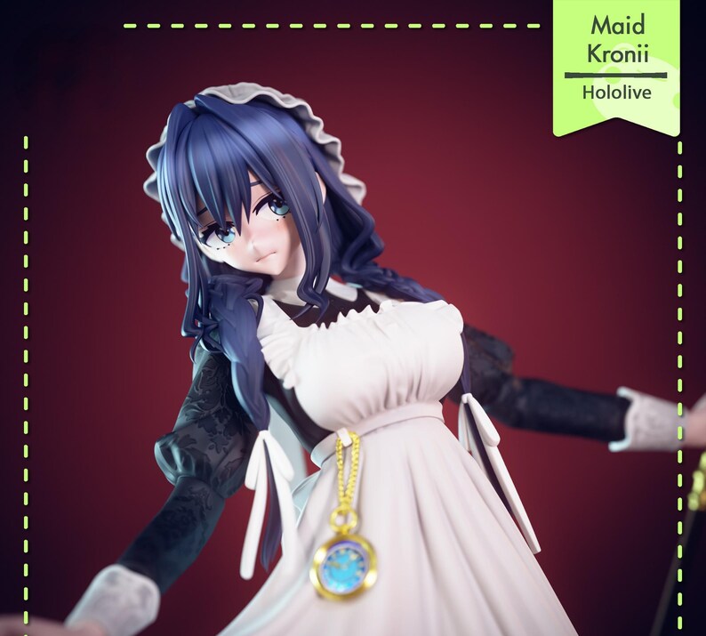 Pu&ograve; includere: Statuetta di un personaggio in abito da cameriera con capelli blu e occhi blu. La statuetta indossa un vestito bianco con maniche nere e un ciondolo dorato. Il testo "Maid Kronii Hololive" &egrave; in un riquadro verde.