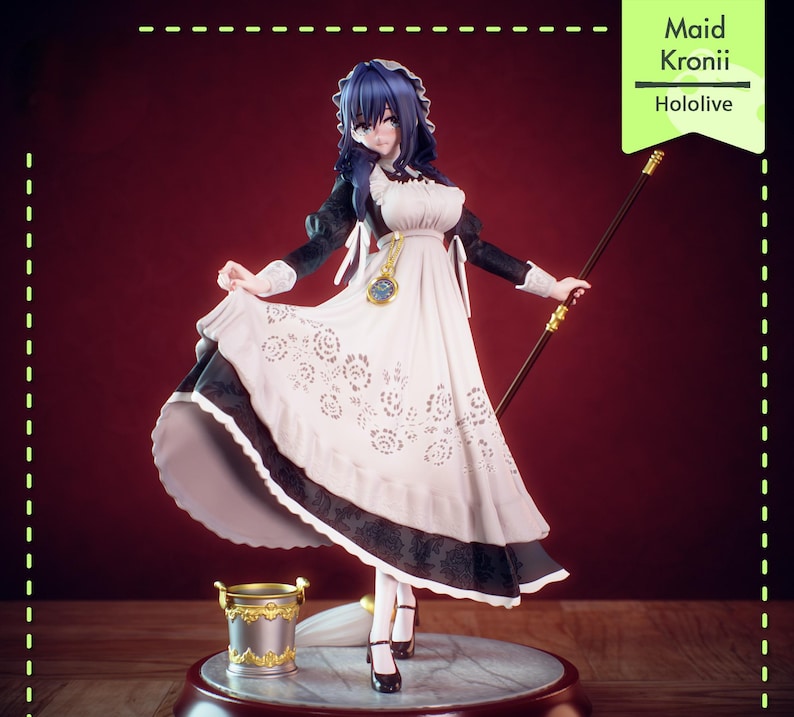 Pu&ograve; includere: Statuetta dettagliata di un personaggio in costume da cameriera, con un vestito bianco con finiture nere e motivi floreali. La figura ha i capelli blu e tiene in mano un bastone. La base include un piccolo secchio e una scopa. Il testo "Maid Kronii Hololive" &egrave; visibile.