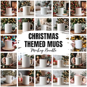 Pode incluir: Uma coleção de canecas com tema de Natal em vários estilos. As canecas são brancas, algumas com interiores ou alças coloridas em vermelho, verde e preto. A imagem inclui o texto "CHRISTMAS THEMED MUGS Mockup Bundle."