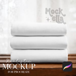 Pode incluir: Uma pilha de três lençóis brancos dobrados sobre uma superfície de madeira. A imagem inclui o texto "Mockella" e "Realistic Mockup for Procreate". O ícone do aplicativo Procreate é visível no canto inferior direito.