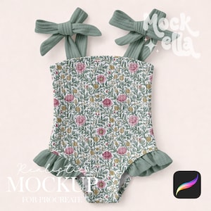 Pode incluir: Um fato de banho de uma peça com um padrão floral com flores cor-de-rosa e folhas verdes. O fato de banho tem laços verde-sálvia nos ombros e uma borda com babados. Os textos "Mock Ella" e "Realistic Mockup for Procreate" são visíveis.