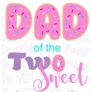 Puede incluir: Letras en forma de donut rosa, amarillo y azul que deletrean "DAD" con chispas. Debajo de las letras, en morado, está el texto "Two Sweet Birthday Girl!"