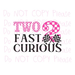 Puede incluir: Un diseño a cuadros rosa y negro con el número "2" y las palabras "TWO FAST CURIOUS" en texto negro.